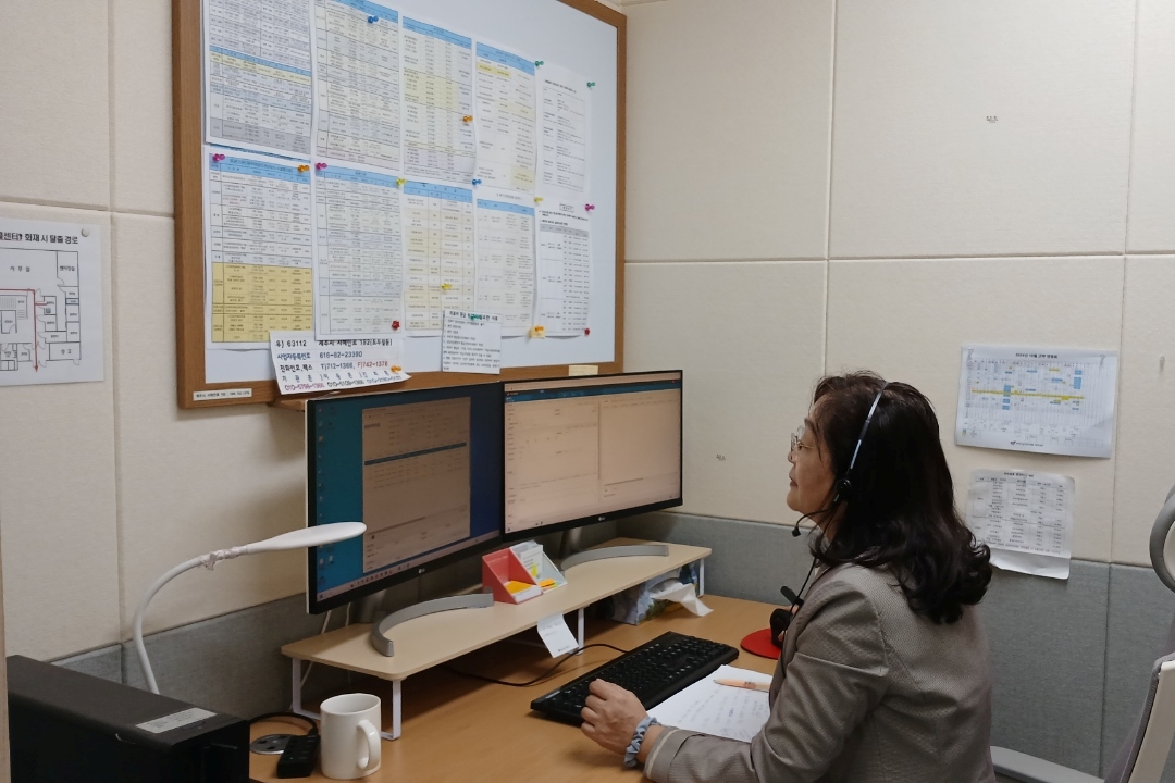 여성긴급전화 1366 제주센터 상담원이 18일 피해여성의 상담 전화에 응대하고 있다. (사진=여성긴급전화 1366 제주센터)