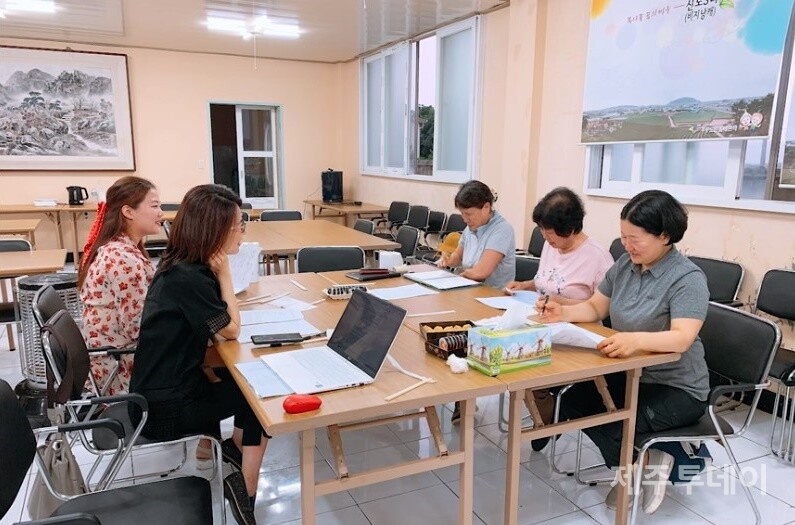 성평등 마을규약 표준조항 마련을 위해 마을 부녀회와 제주여민회, 전여농 제주도연합 활동가들이 함께 의논하는 모습. (사진=제주여민회 유튜브 갈무리)