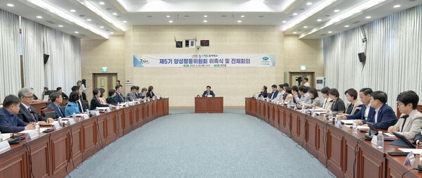 지난 5월 열린 제5기 양성평등위원회 위촉식 및 전체회의. (사진=제주특별자치도 제공)