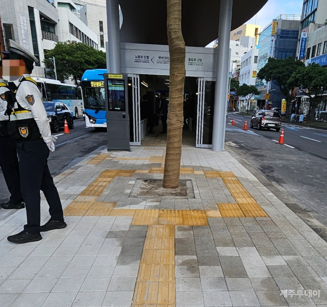 시각장애인의 보행을 유도하는 점자블록 길목 가운데 가로수를 심었다. 이로 인해 점자블록에 의지하는 시각장애인들은 가로수를 빙 돌아가야 한다. 차량 탑승부와 실내 정류장 진입부를 알리는 점형블록까지 한 데 모이는 상황이라 자칫 정보 혼란을 야기할 수 있다. 휠체어도 나무를 피해 이동해야 한다.(사진=김재훈 기자)