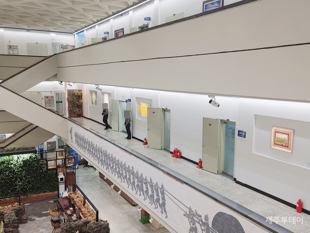 지난 30일 제주도청 본관 2층에 위치한 도지사 집무실 입구 양 옆을 청경 2명이 지키고 서 있다. (사진=독자 제공)