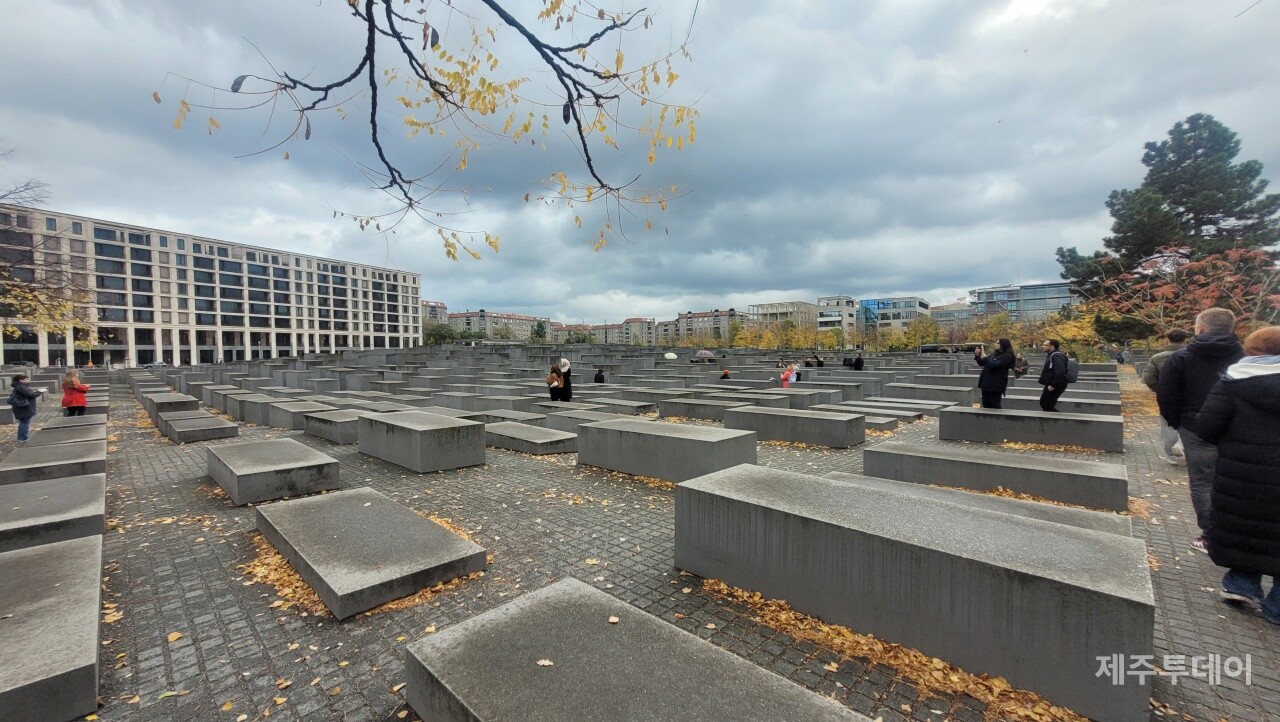 지난달 13일 제주대학교 일반대학원 4·3융합전공에 참여하는 교수와 대학원생들은 독일 베를린 학살된 유럽 유대인을 위한 추모지를 찾았다. (사진=고영구 제공)