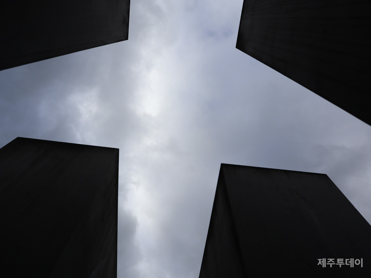 지난달 13일 제주대학교 일반대학원 4·3융합전공에 참여하는 교수와 대학원생들은 독일 베를린 학살된 유럽 유대인을 위한 추모지를 찾았다. (사진=조수진 기자)