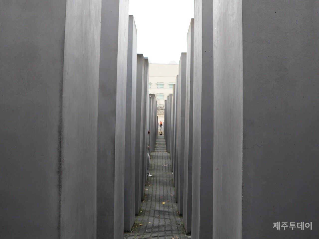 지난달 13일 제주대학교 일반대학원 4·3융합전공에 참여하는 교수와 대학원생들은 독일 베를린 학살된 유럽 유대인을 위한 추모지를 찾았다. (사진=조수진 기자)
