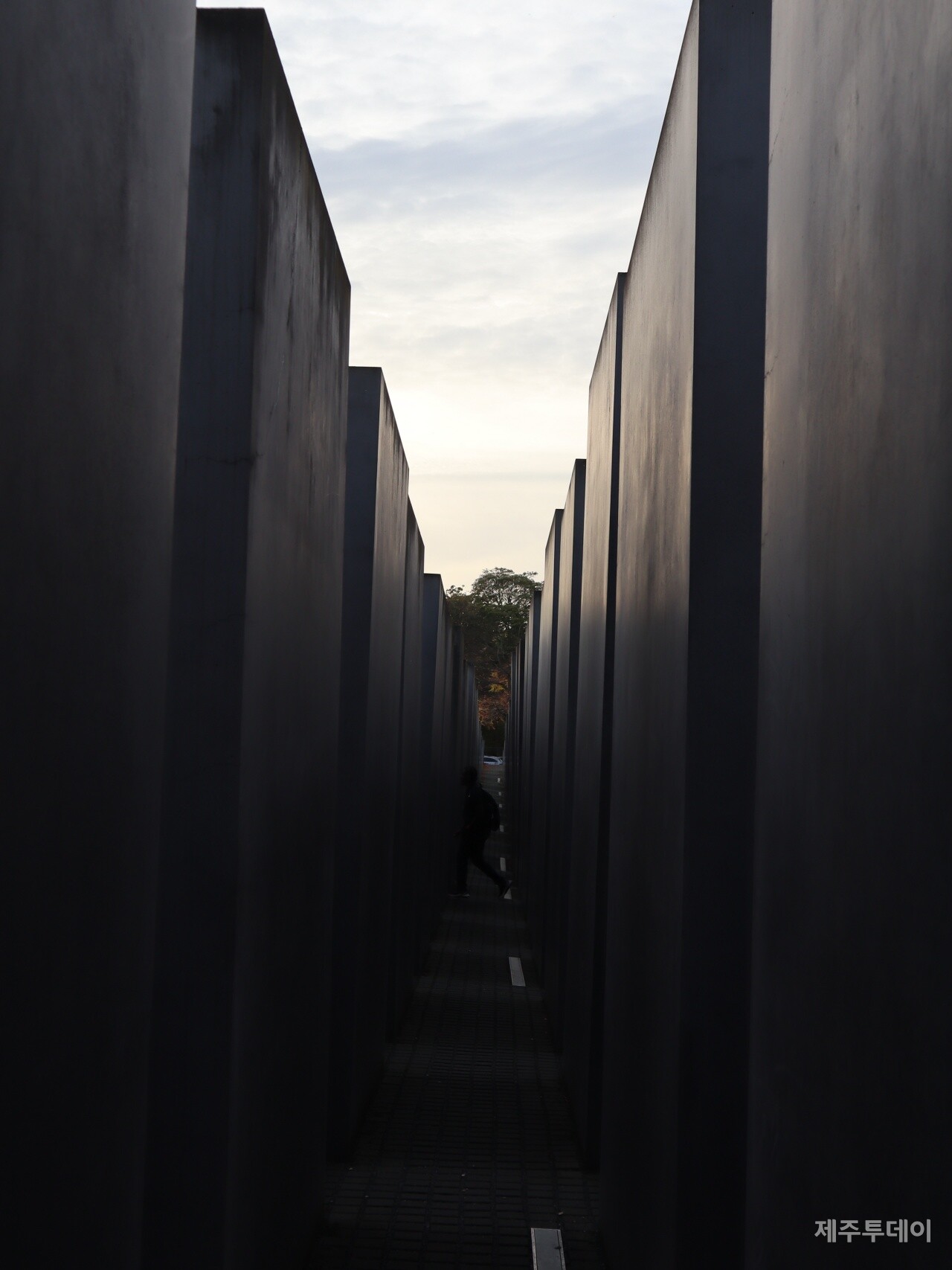 지난달 13일 제주대학교 일반대학원 4·3융합전공에 참여하는 교수와 대학원생들은 독일 베를린 학살된 유럽 유대인을 위한 추모지를 찾았다. (사진=조수진 기자)