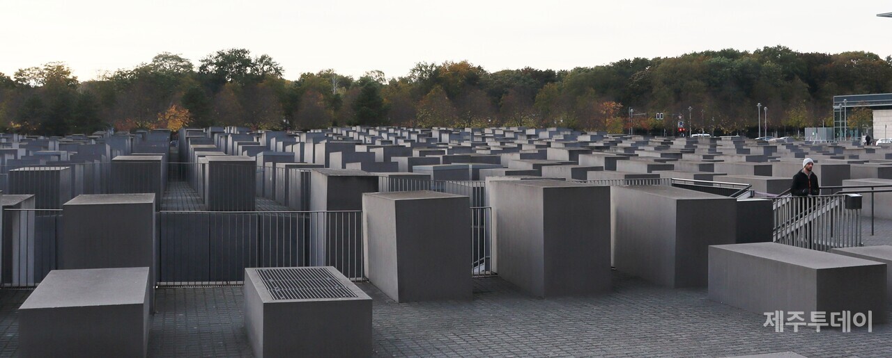 지난달 13일 제주대학교 일반대학원 4·3융합전공에 참여하는 교수와 대학원생들은 독일 베를린 학살된 유럽 유대인을 위한 추모지를 찾았다. (사진=조수진 기자)