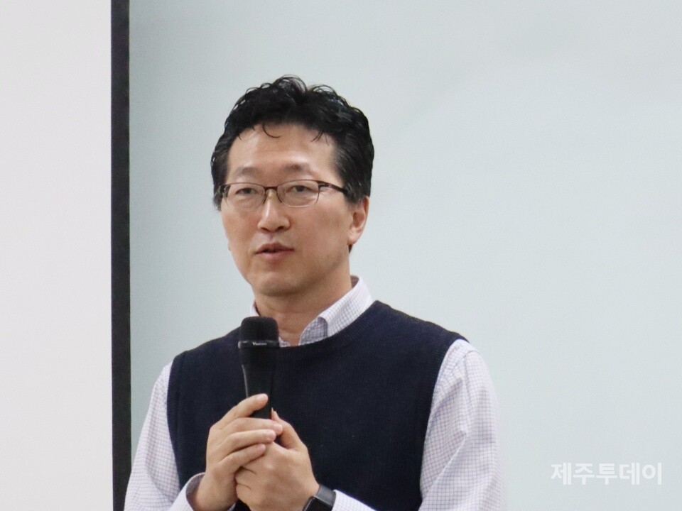 7일 오후 제주대학교 일반대학원 4·3융합전공은 제11회 월례 콜로키움을 사회과학대학 1층 멀티강의실에서 개최했다. 염철호 건축공간연구원 부원장이 ‘네거티브 헤리티지 보전·활용과 갈등관리’를 주제로 강연을 진행하고 있다. (사진=조수진 기자)