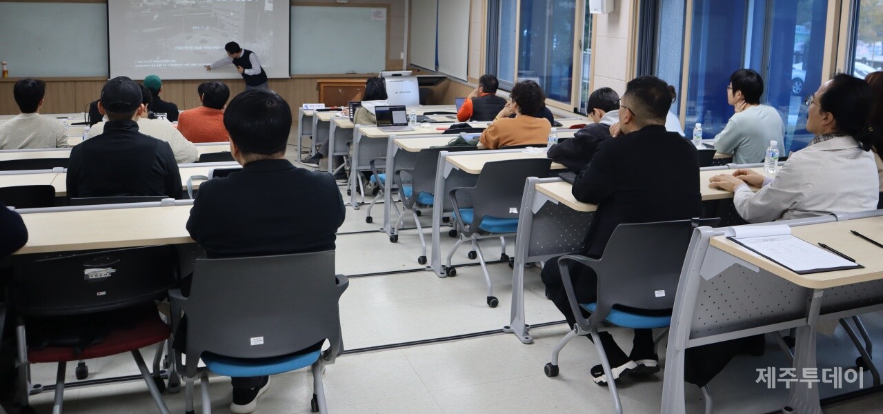 7일 오후 제주대학교 일반대학원 4·3융합전공은 제11회 월례 콜로키움을 사회과학대학 1층 멀티강의실에서 개최했다. 염철호 건축공간연구원 부원장이 ‘네거티브 헤리티지 보전·활용과 갈등관리’를 주제로 강연을 진행하고 있다. (사진=조수진 기자)