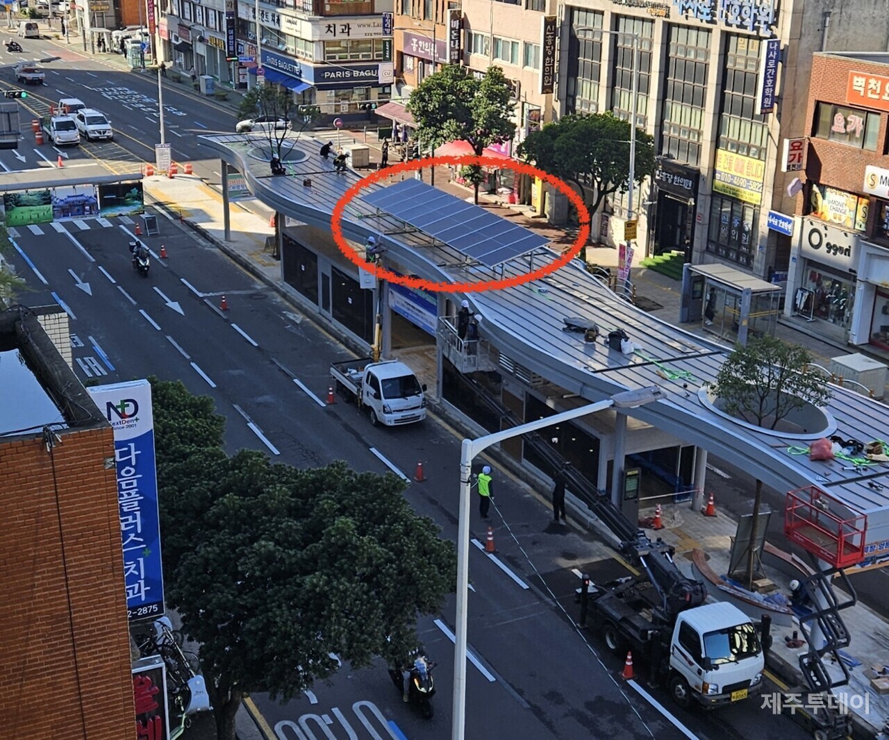 제주시 탐라장애인종합복지관 인근 섬식정류장.  낮 11~1시에도 태양광 시설이 남쪽 빌딩 그늘에 가려져 제 역할을 하기 어려운 상태다. 겨울철에는 정상 가동이 불가능한 상황이다.(사진=김재훈 기자)