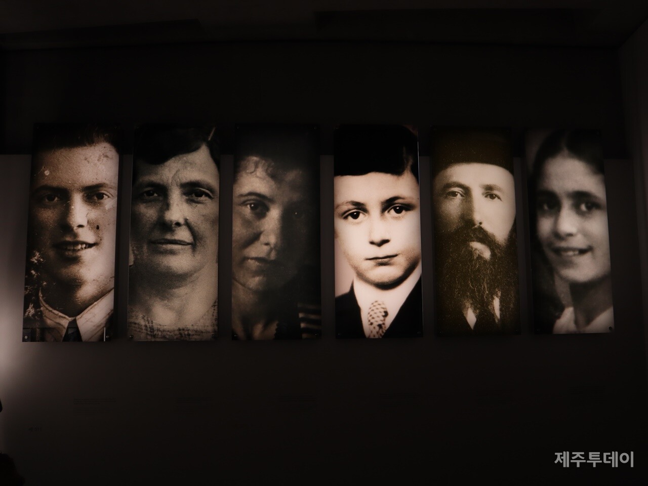 지난달 13일 제주대학교 일반대학원 4.3융합전공에 참여하는 교수와 대학원생들이 독일 베를린 학살된 유럽 유대인을 위한 추모지를 찾았다. 사진은 지하 전시관. 나치에 학살된 유대인 6명의 사진이 걸려있다.  (사진=조수진 기자)