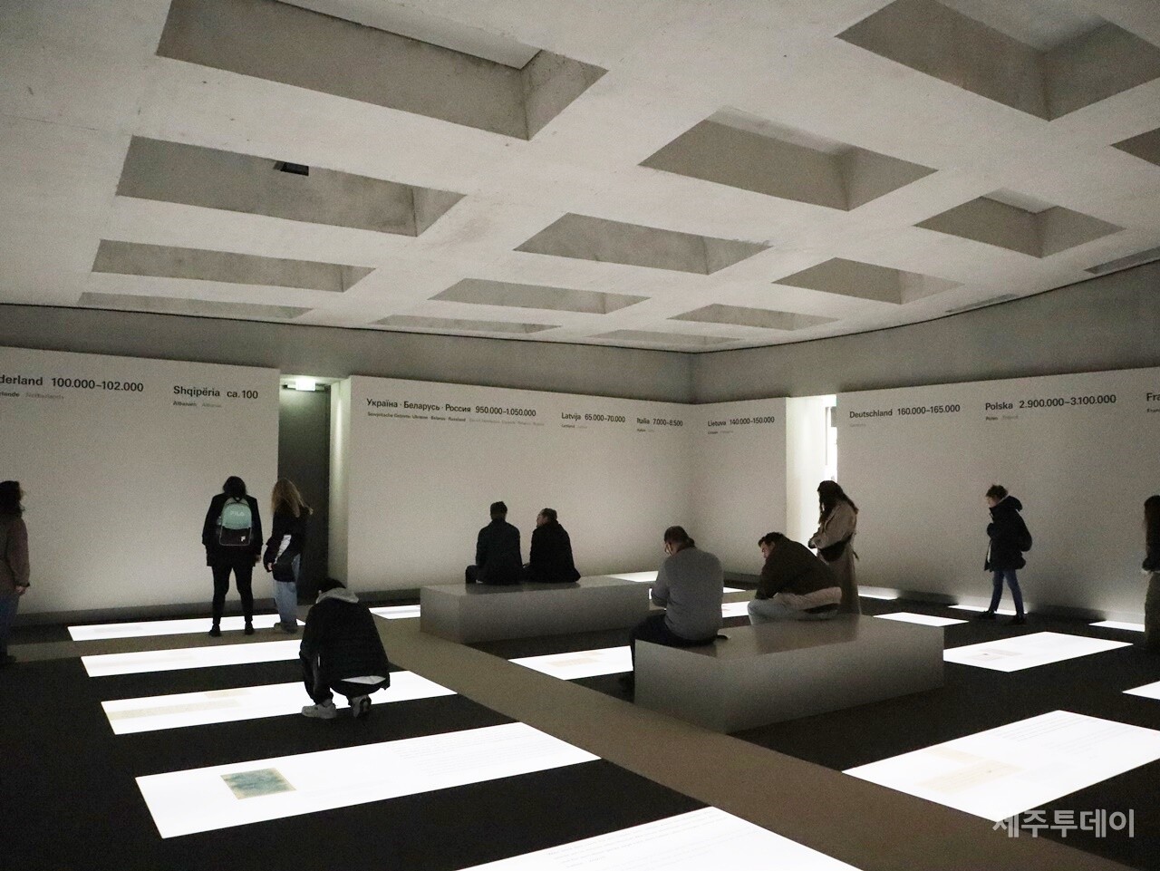 지난달 13일 제주대학교 일반대학원 4.3융합전공에 참여하는 교수와 대학원생들이 독일 베를린 학살된 유럽 유대인을 위한 추모지 지하 전시관을 찾았다. 'Room of Dimensions' 는 유대인 피해자들이 학살당하기 직전 남긴 마지막 노트들을 전시한 공간이다. (사진=조수진 기자)