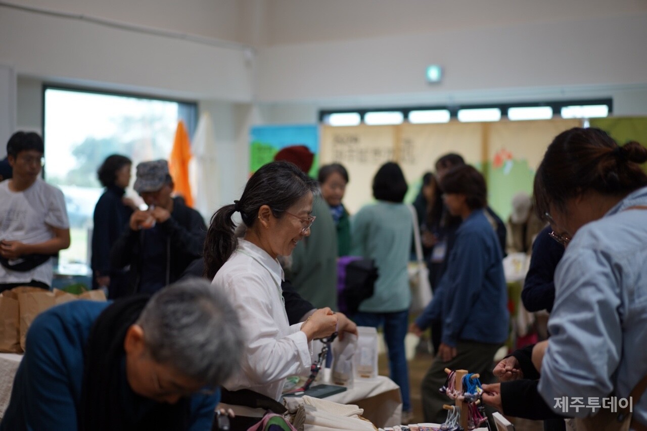 제주리본협동조합은 조합원들이 만든 제품을 올바른 농부장과 플리마켓 등에서 상시로 판매하고 있다. 사진은 김지현 제주리본협동조합 이사. (사진=제주리본협동조합 제공)