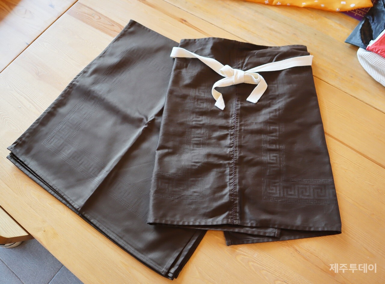 제주리본협동조합 조합원들이 만든 제품. 리넨 냅킨을 활용해 앞치마를 제작했다. (사진=조수진 기자)