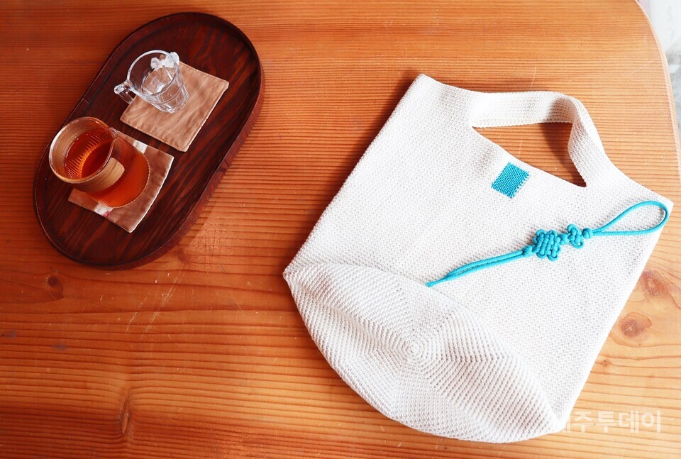 제주리본협동조합 조합원들이 뜨개로 만든 가방. (사진=조수진 기자)