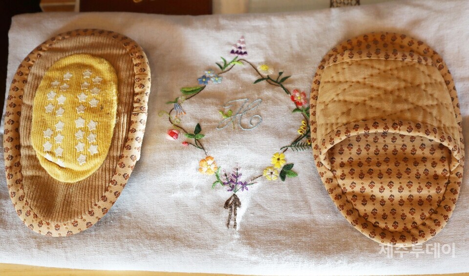 김지현 이사가 아기 덧신을 활용해 만든 실내 슬리퍼. (사진=조수진 기자)