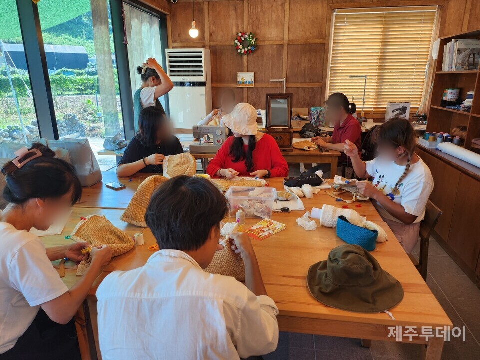 제주리본협동조합이 운영하는 맞춤형 클래스. (사진=제주리본협동조합 제공)