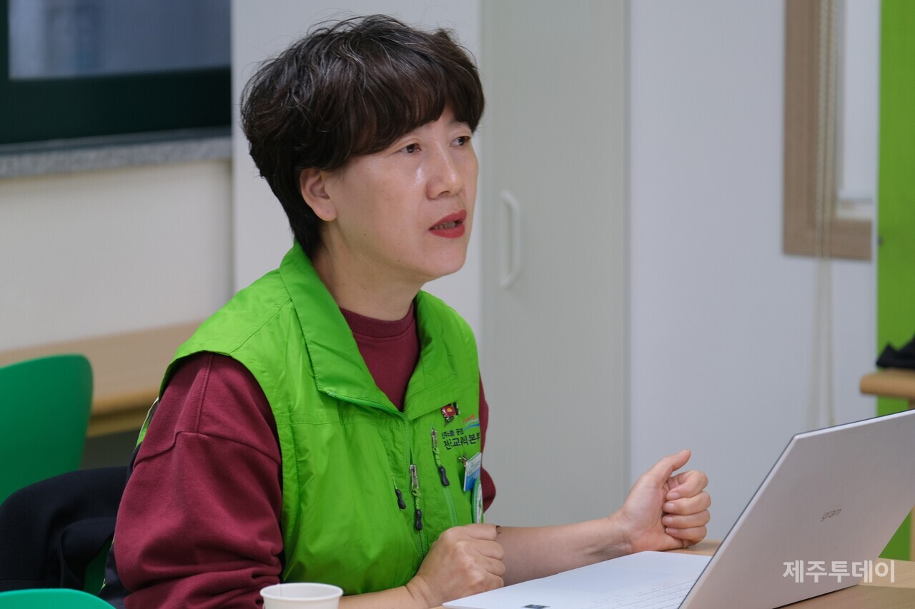 지난 13일 전국교육공무직노조 제주지부 사무실에서 11년차 조시실무사이자 지부장인 박경선씨가 취재진과 인터뷰하고 있다. (사진=박지희 기자)