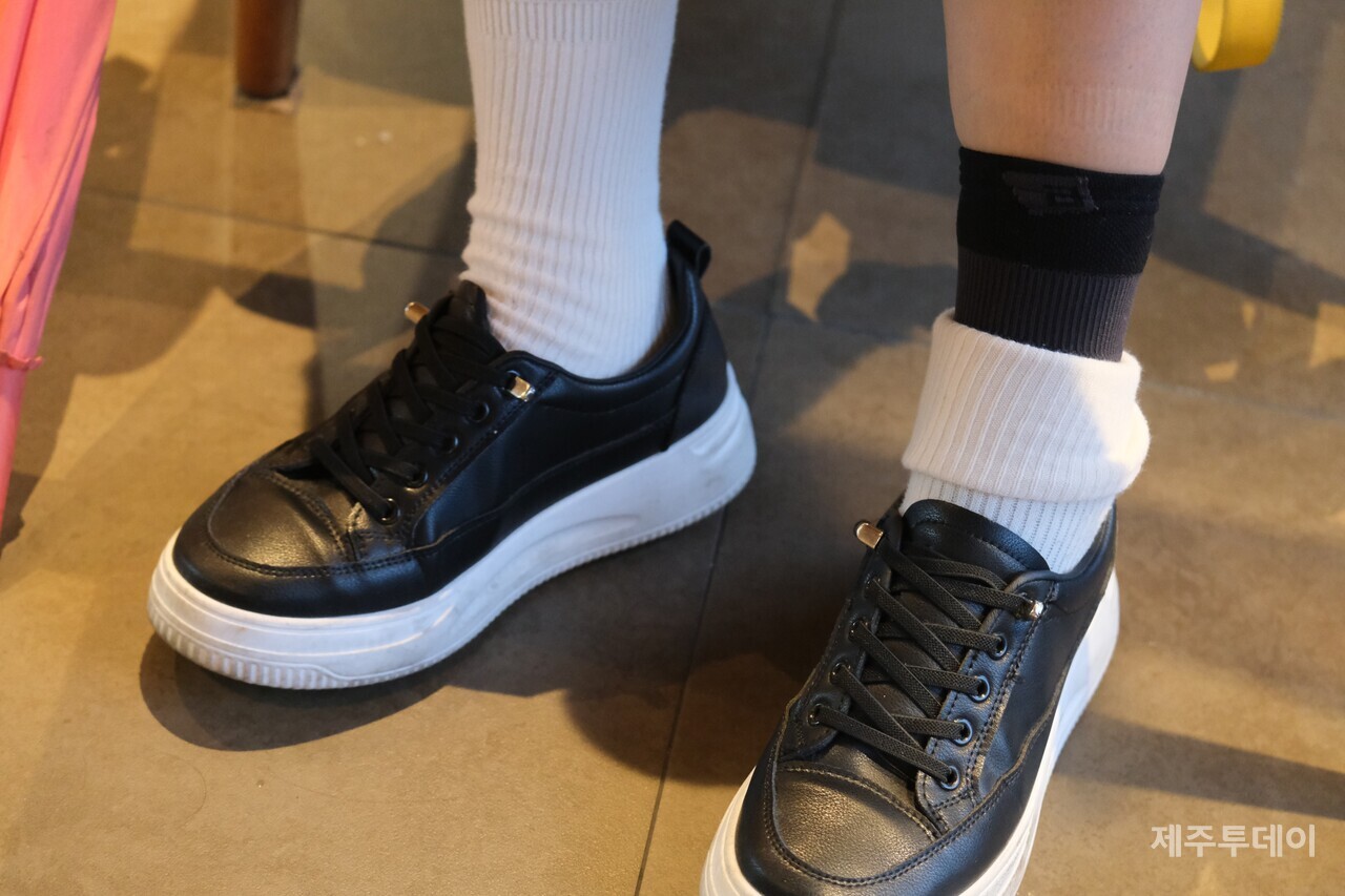 지난 15일 5년차 조리실무사 임은지씨가 취재진과 인터뷰하고 있는 가운데, 발목보호대를 착용하고 있는 임씨의 모습. (사진=박지희 기자)