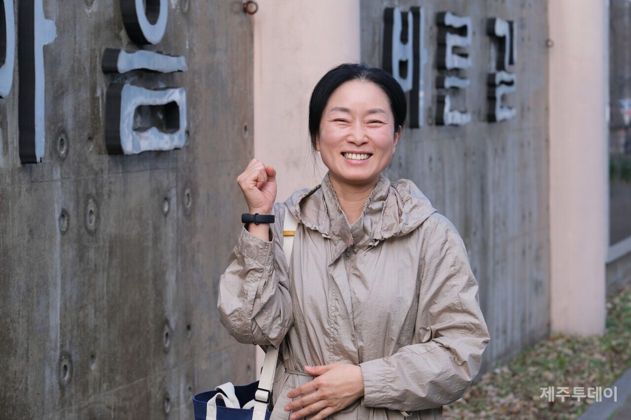 지난 14일 수능 당일 중앙여고 근처에서 2년째 근무 중인 특수교육실무원 이성숙씨를 만났다. (사진=박지희 기자)