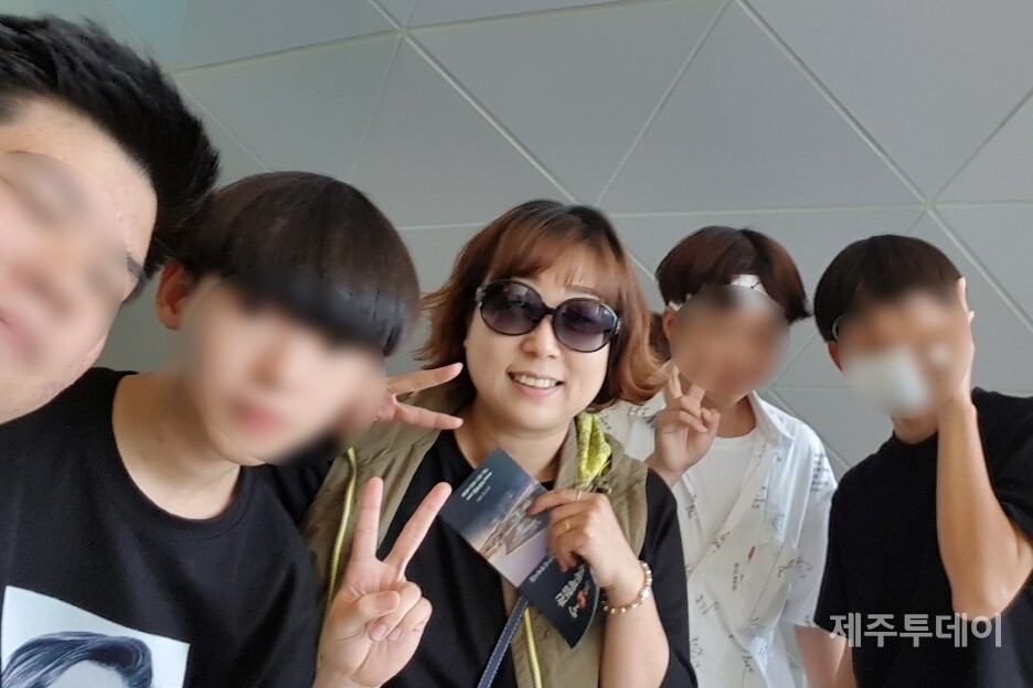 제주제일중에 근무 중인 14년차 교육복지사 임지연씨가 담당 학생들과 프로그램을 진행하고 있다.  (사진=임지연 제공)