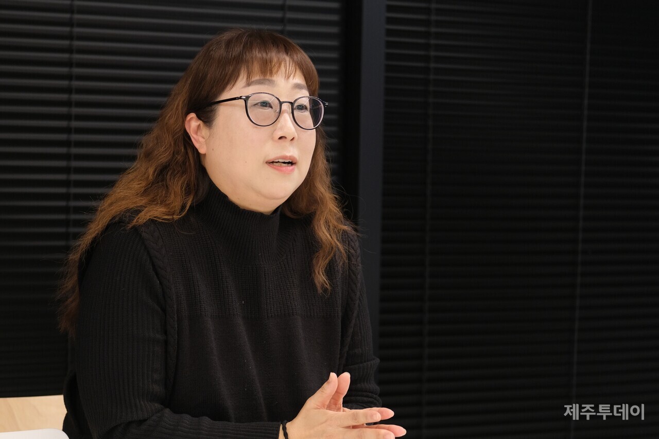 제주제일중에 근무 중인 14년차 교육복지사 임지현(47)씨가 제주투데이 취재진과 인터뷰하고 있다. (사진=박지희 기자)