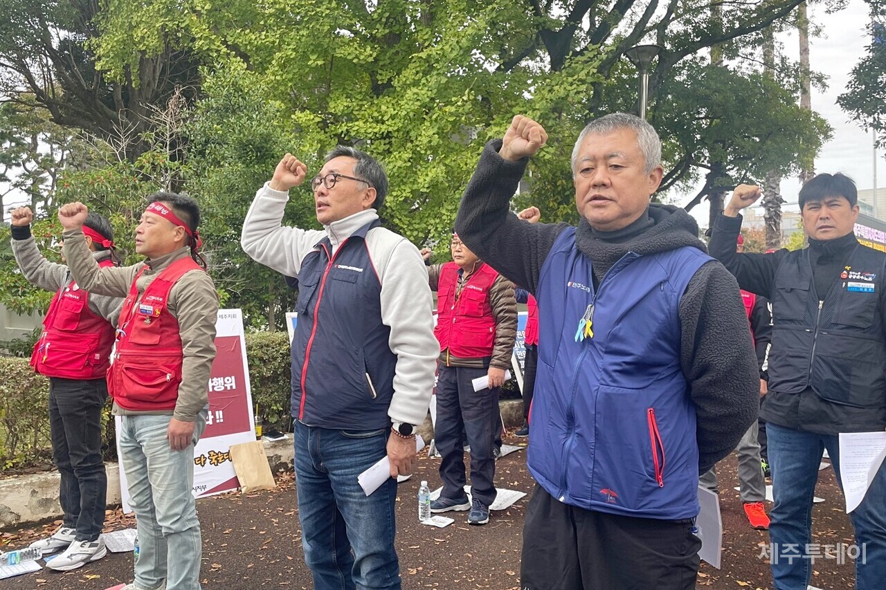 민주노총 전국공공운수노조 택시지부는 20일 오후 제주도청 앞에서 기자회견을 열고 적정기준금 제시 등을 요구하며 천막농성에 돌입했다. (사진=양유리 기자)