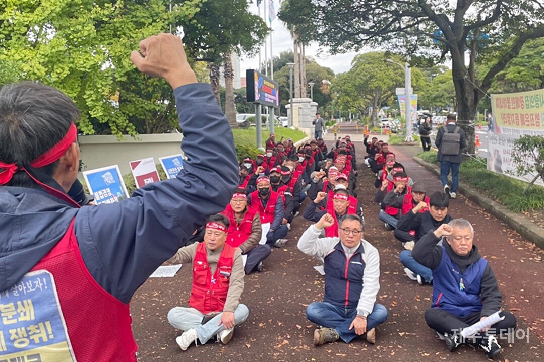 민주노총 전국공공운수노조 택시지부는 20일 오후 제주도청 앞에서 기자회견을 열고 적정기준금 제시 등을 요구하며 천막농성에 돌입했다. (사진=양유리 기자)