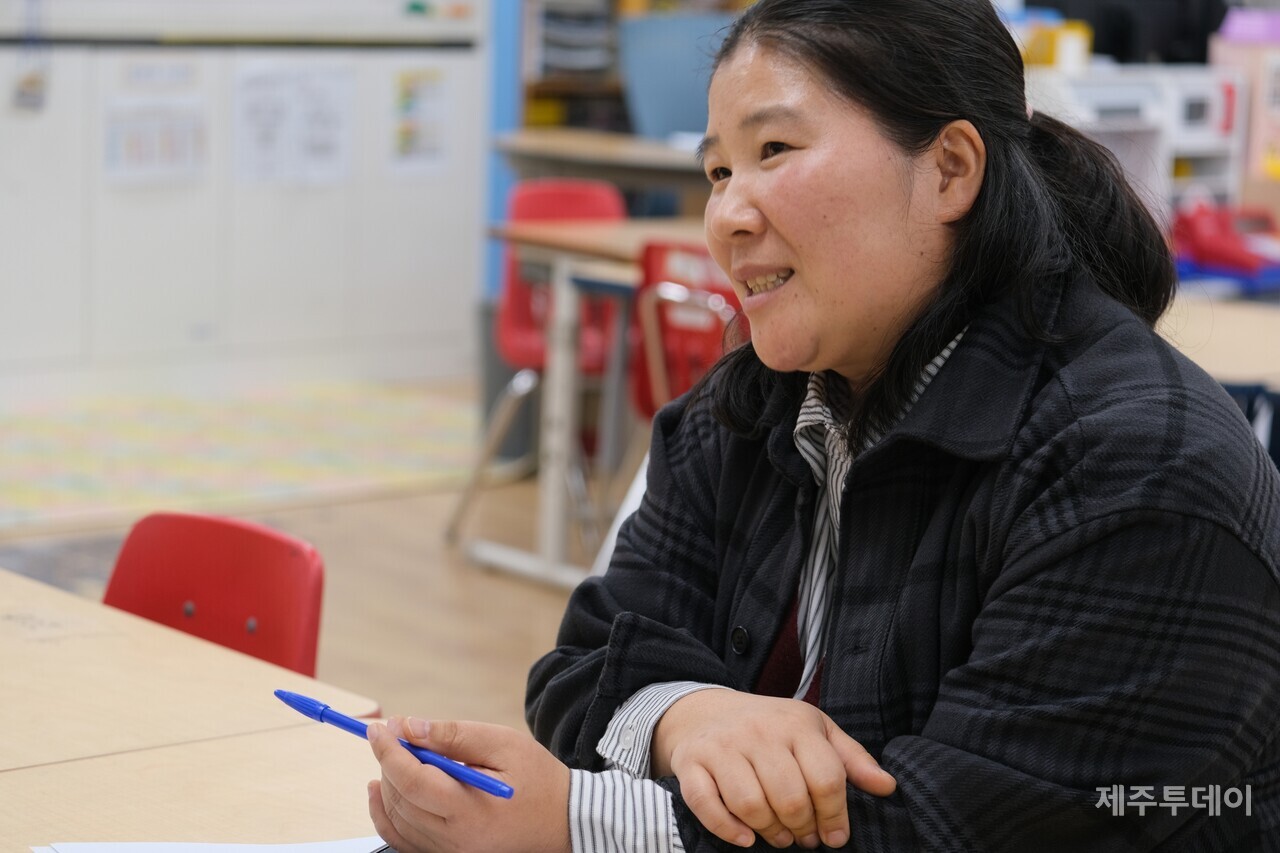 지난 19일 오후 제주시 한림읍 한림초 돌봄교실에서 돌봄전담사 이윤영씨가 취재진과 인터뷰하고 있다. (사진=박지희 기자)