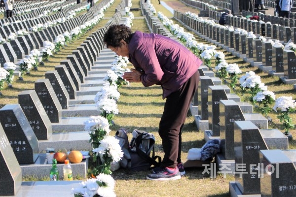4·3희생자 추념일 제주4·3평화공원 행방불명인 묘역. 오빠의 이름이 적힌 각명비 앞에서 두 손을 모으고 있는 양수녀 할머니. 2019년 4월3일 촬영. (사진=김재훈 기자)