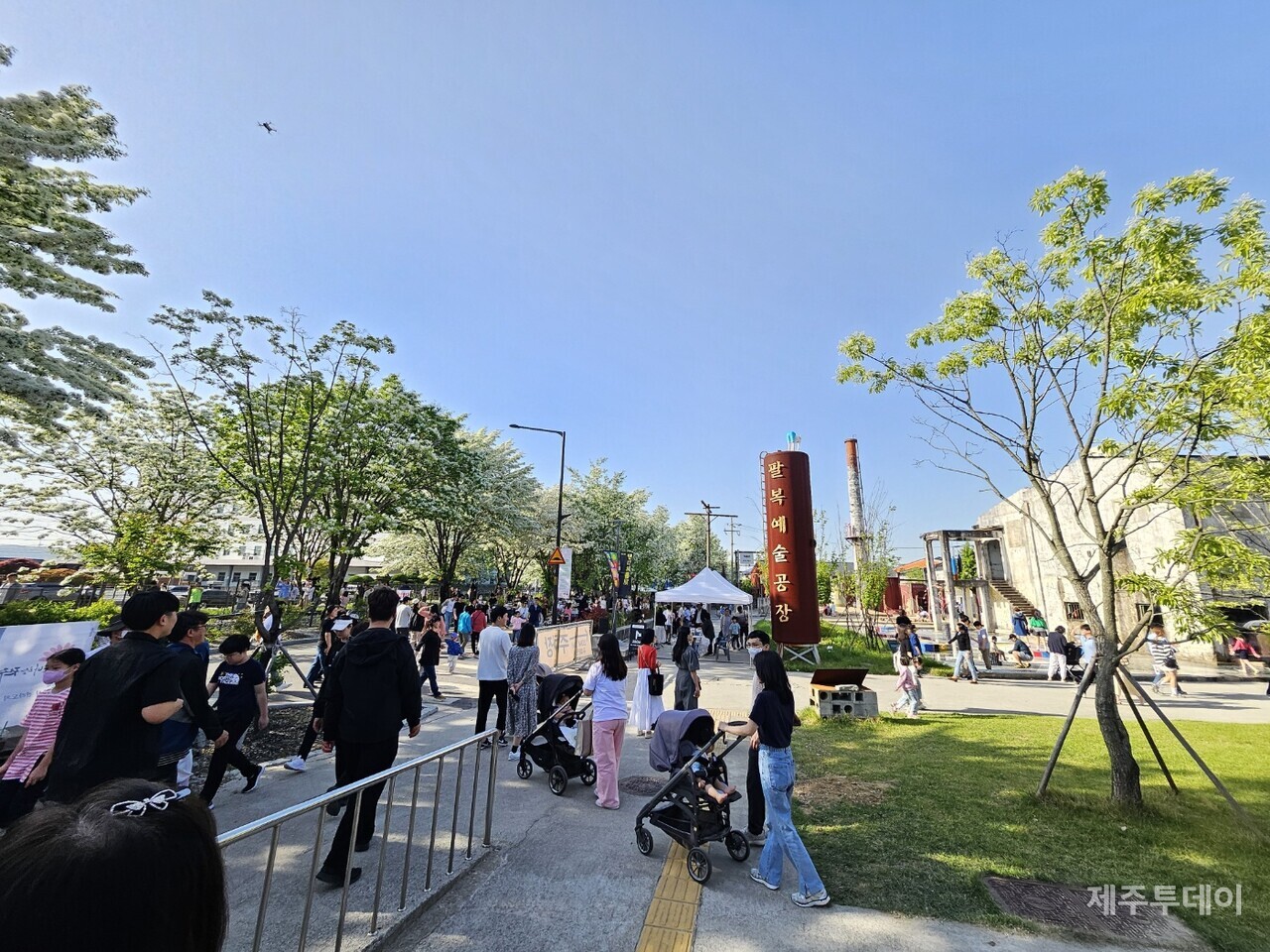 팔복산업단지 내 팔복예술공장 입구. 팔복예술공장은 노후한 공장을 활용한 전시 및 문화 체험 시설로 시민들로부터 큰 호응을 얻었다. (사진=김재훈 기자)