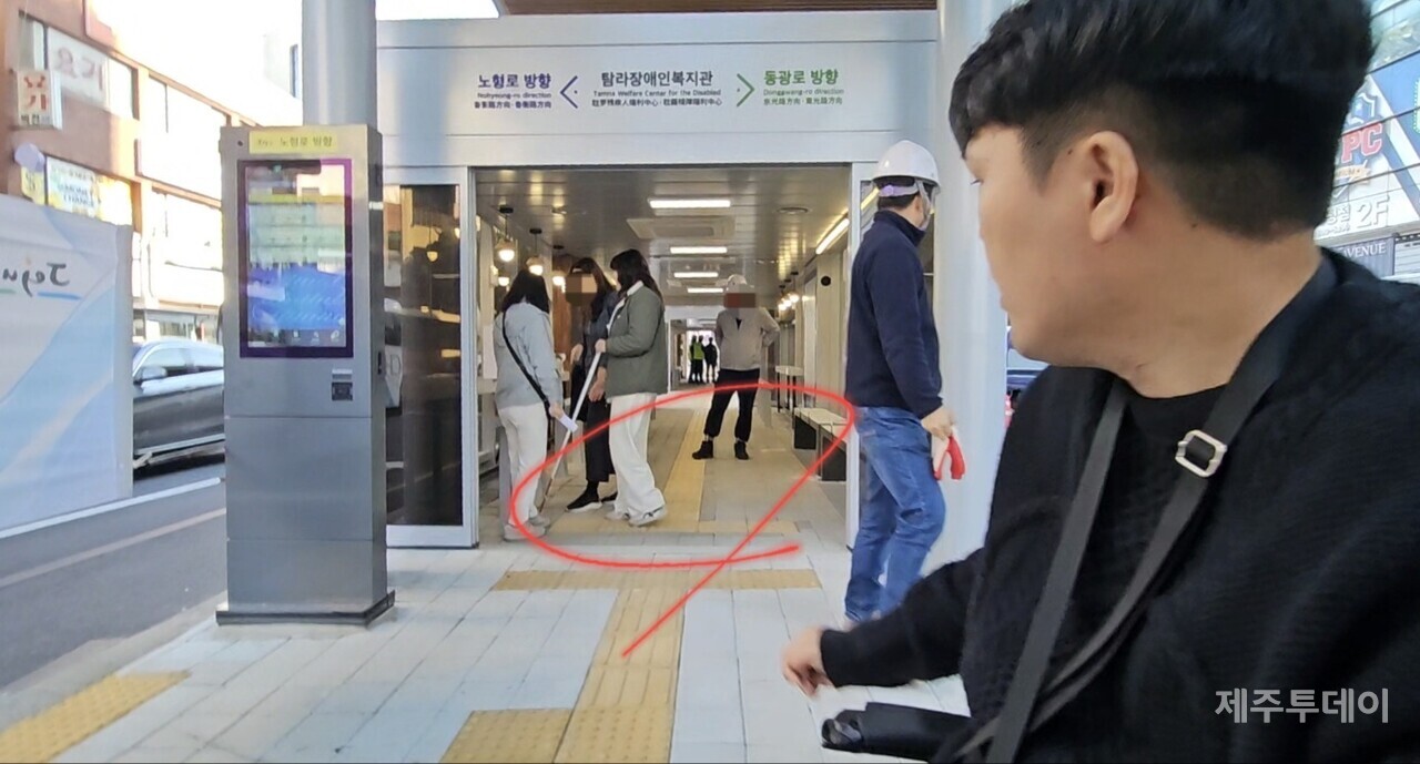 지난 17일 제주투데이는 제주장애인자립생활센터 관계자들과 함께 탐라장애인종합지관 인근 섬식정류장의 문제를 살펴봤다. 장애인들이 이용할 수 없는 편의시설, 안전 문제 등이 부각됐다. 당시에는 점자블록이 설치돼 있었다.(사진=김재훈 기자)