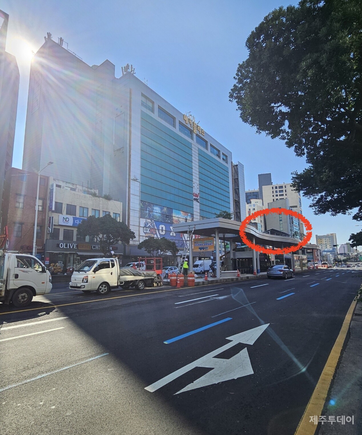 제주시 탐라장애인종합복지관 인근 섬식정류장. 낮 11~1시에도 태양광 시설이 남쪽 빌딩 그늘에 가려져 제 역할을 하기 어려운 상태다. 태양의 고도가 낮은 겨울철에는 정상 가동이 불가능한 상황이다. 제주투데이 보도 후, 태양광시설이 외부에서 보이지 않도록 정류장 지붕 바닥에 밀착시켜 놓았다.(사진=김재훈 기자)