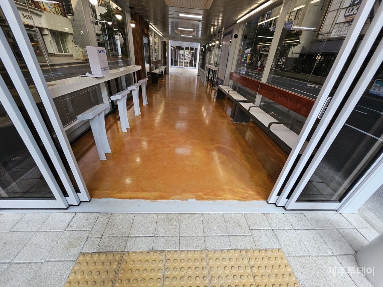 21일 확인한 섬식정류장의 실내 대기실 바닥은 점자블록을 철거하고 에폭시로 마감된 상태였다.(사진=김재훈 기자)