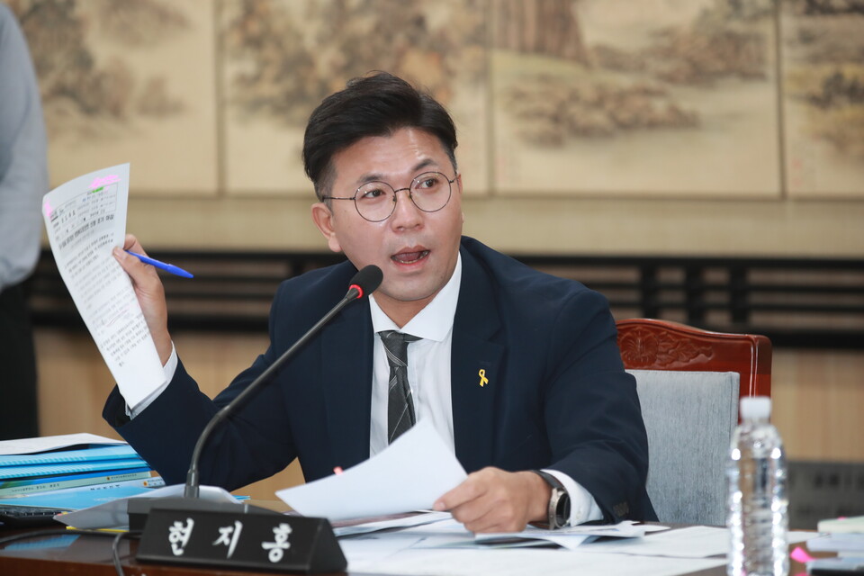 26일 열린 제주도의회 예산결산특별위원회 제433회 2차 정례회 2차 회의에서 현지홍 의원이 질의하고 있다. (사진=제주도의회 제공)