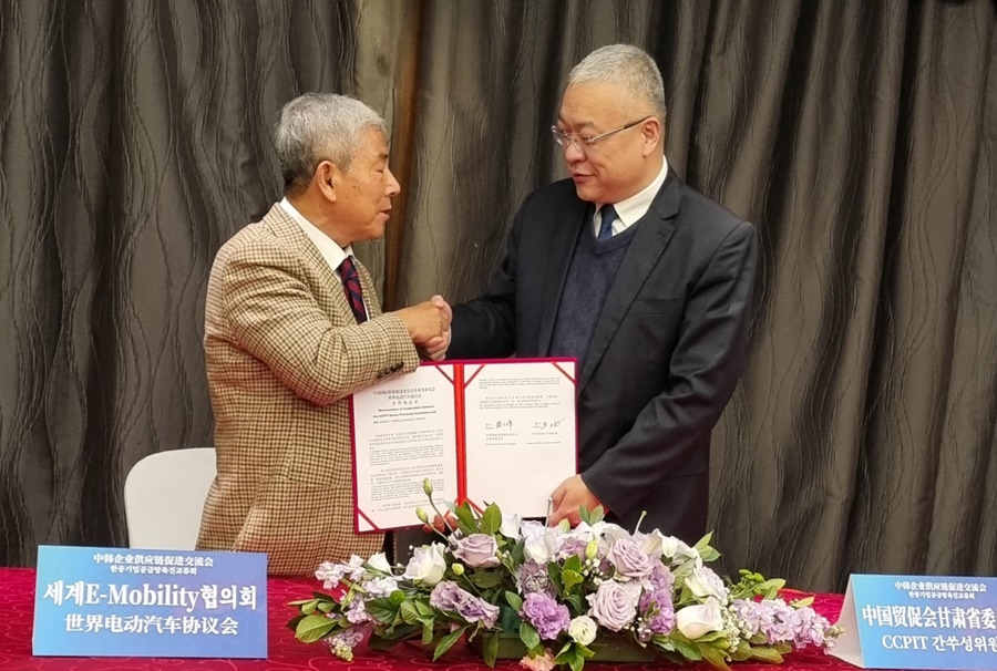 세계전기차협회 박종천 사무총장(왼쪽)과 CCPIT간쑤성 위원회 성윤봉 위원장(오른쪽).&nbsp;