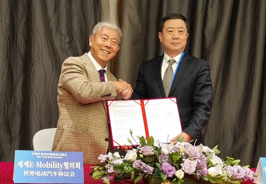 세계전기차협회 박종천 사무총장(왼쪽)과 CCPIT자동차분회 조양 부회장(오른쪽).&nbsp;