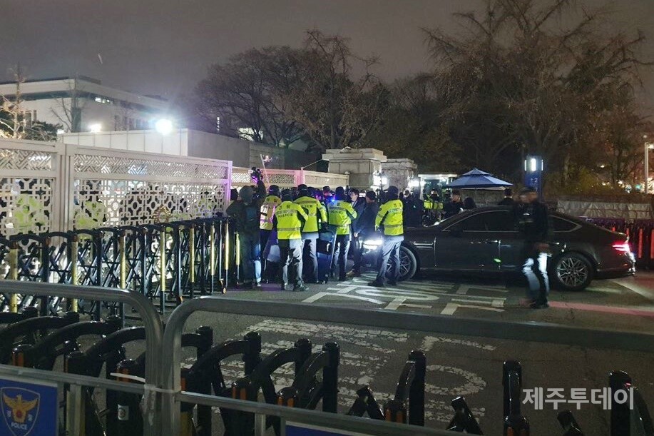 윤석열 대통령이 3일 오후 비상계엄령을 선포했다. 국회 앞 경찰들이 차량 진입을 막고 있다. (사진=독자 제공)