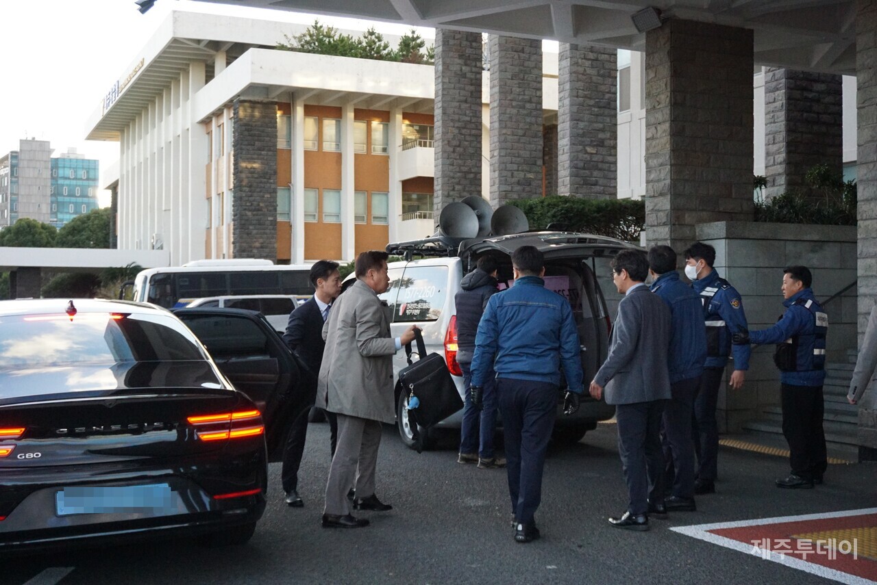 오영훈 제주도지사가 8일 오전 제주도청으로 들어오고 있다. (사진=양유리 기자)