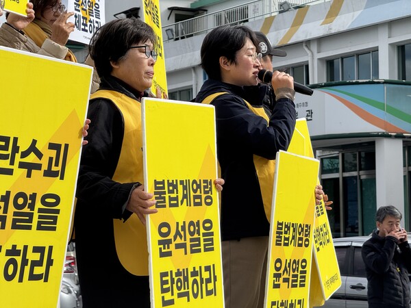 4일 오후 정의당 제주도당이 제주시청 조형물 앞에서 긴급 정당연설회를 열고 있다. (사진=정의당 제주도당 제공)