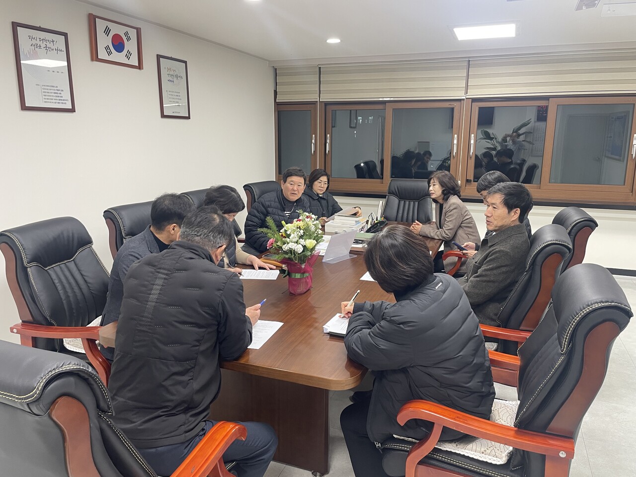 제주도교육청 김광수 교육감과 간부 공무원들이 지난 3일 오후 긴급 상황판단 회의를 가졌다. (사진=제주도교육청)