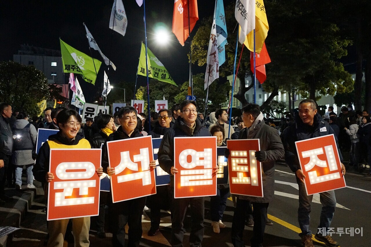 4일 오후 제주시청에서 ‘윤석열 즉각 퇴진요구 제주도민대회’에서 참여자들이 '윤석열 퇴진' 등이 적힌 피켓을 들고 거리를 행진하고 있다. (사진=양유리 기자)