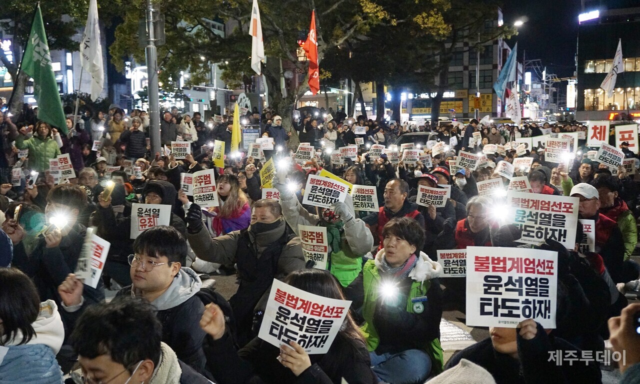 윤석열정권퇴진 한국사회대전환 제주행동이 주최하는 ‘윤석열 즉각 퇴진요구 제주도민대회’가 4일 오후 7시 제주시청 앞에서 열렸다. 주최측 추산 900명 이상의 시민이 참여했다. (사진=양유리 기자)