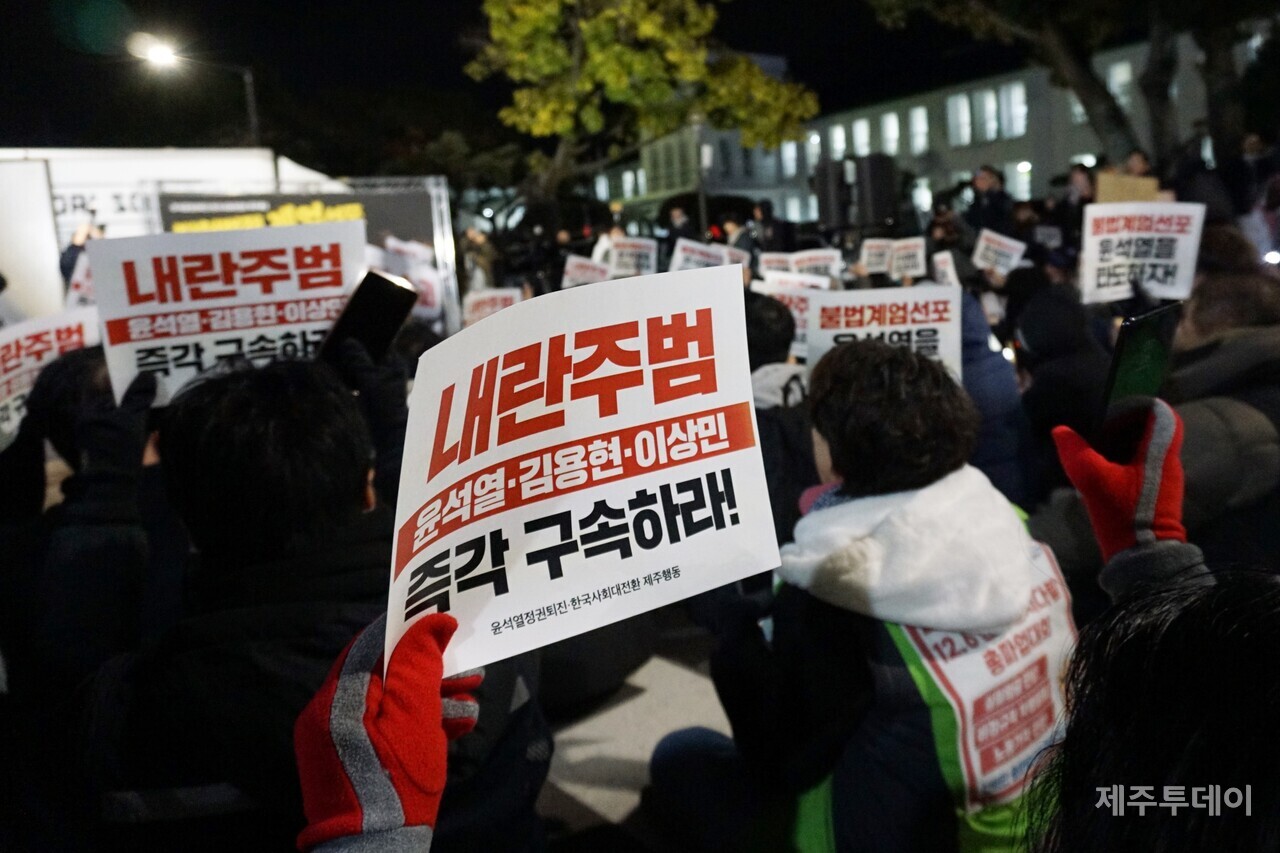 윤석열정권퇴진 한국사회대전환 제주행동이 주최하는 ‘윤석열 즉각 퇴진요구 제주도민대회’가 4일 오후 7시 제주시청 앞에서 열렸다. 주최측 추산 900명 이상의 시민이 참여했다. (사진=양유리 기자)