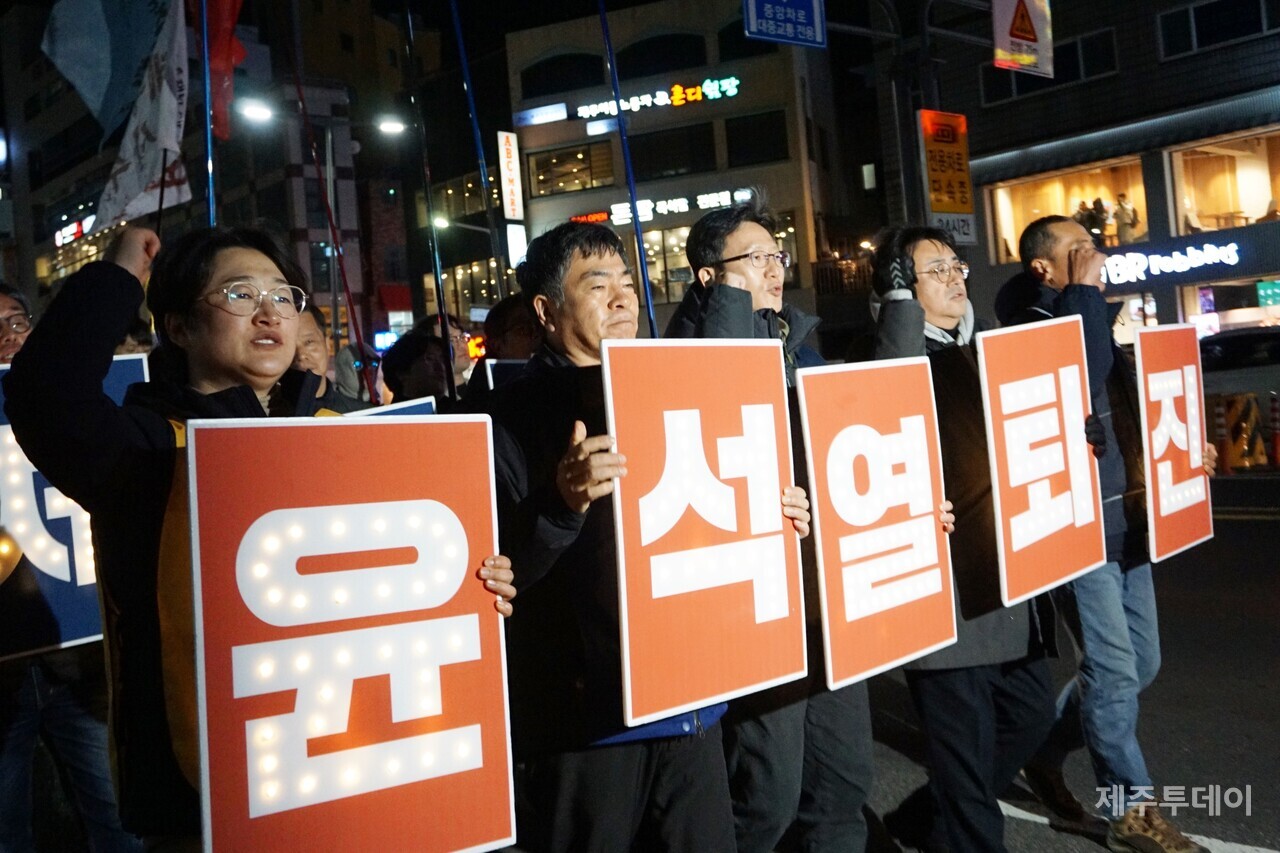 윤석열정권퇴진 한국사회대전환 제주행동이 주최하는 ‘윤석열 즉각 퇴진요구 제주도민대회’가 4일 오후 7시 제주시청 앞에서 열렸다. 주최측 추산 900명 이상의 시민이 참여했다. (사진=양유리 기자)