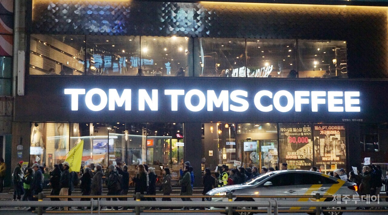 윤석열정권퇴진 한국사회대전환 제주행동이 주최하는 ‘윤석열 즉각 퇴진요구 제주도민대회’가 4일 오후 7시 제주시청 앞에서 열렸다. 주최측 추산 900명 이상의 시민이 참여했다. (사진=양유리 기자)