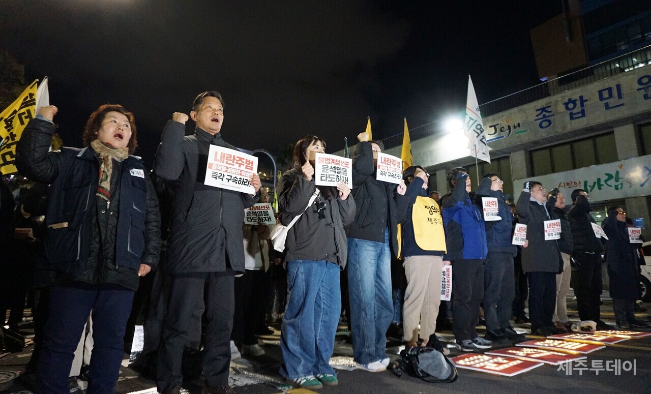 윤석열정권퇴진 한국사회대전환 제주행동이 주최하는 ‘윤석열 즉각 퇴진요구 제주도민대회’가 4일 오후 7시 제주시청 앞에서 열렸다. 주최측 추산 900명 이상의 시민이 참여했다. (사진=양유리 기자)