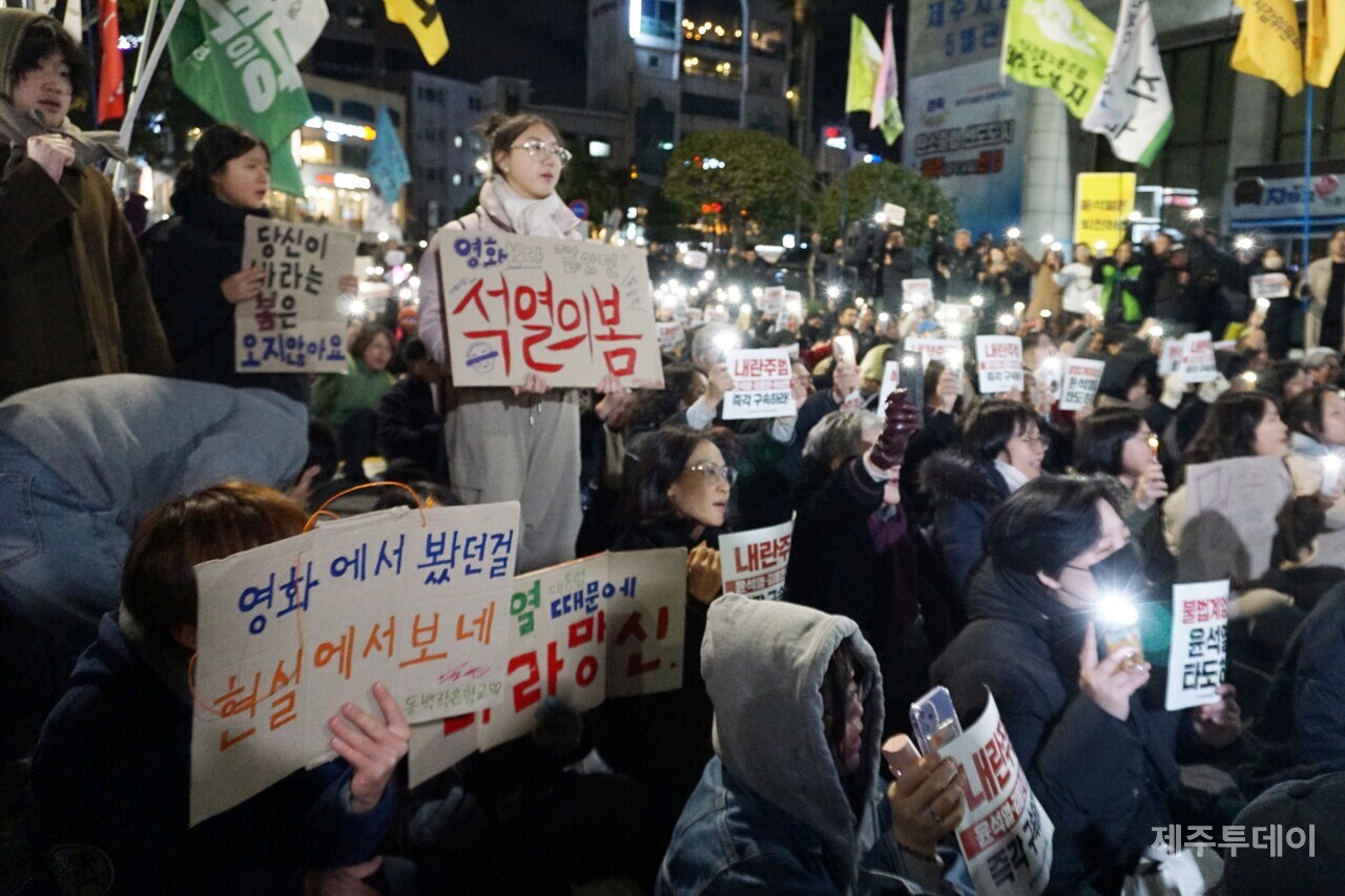 윤석열정권퇴진 한국사회대전환 제주행동이 주최하는 ‘윤석열 즉각 퇴진요구 제주도민대회’가 4일 오후 7시 제주시청 앞에서 열렸다. 주최측 추산 900명 이상의 시민이 참여했다. (사진=양유리 기자)