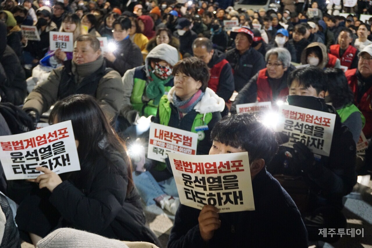 윤석열정권퇴진 한국사회대전환 제주행동이 주최하는 ‘윤석열 즉각 퇴진요구 제주도민대회’가 4일 오후 7시 제주시청 앞에서 열렸다. 주최측 추산 900명 이상의 시민이 참여했다. (사진=양유리 기자)