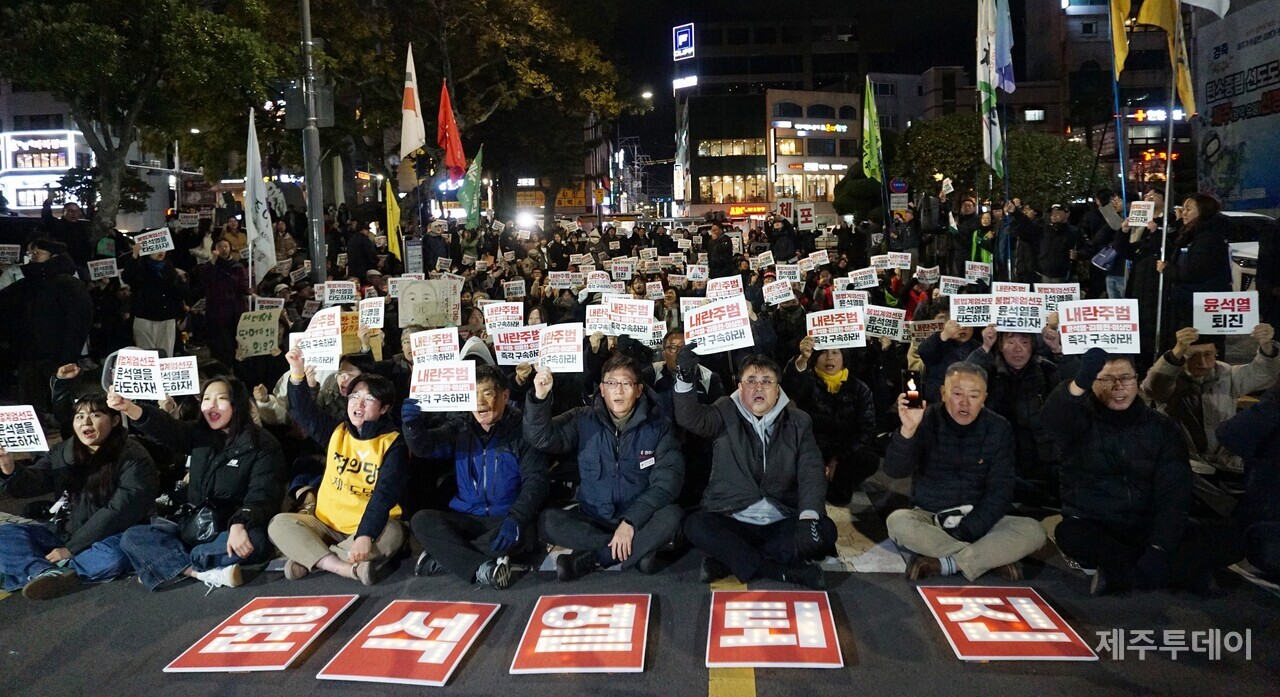 ​윤석열정권퇴진 한국사회대전환 제주행동이 주최하는 ‘윤석열 즉각 퇴진요구 제주도민대회’가 지난 4일 오후 7시 제주시청 앞에서 열렸다. 주최측 추산 900명 이상의 시민이 참여했다. (사진=양유리 기자)