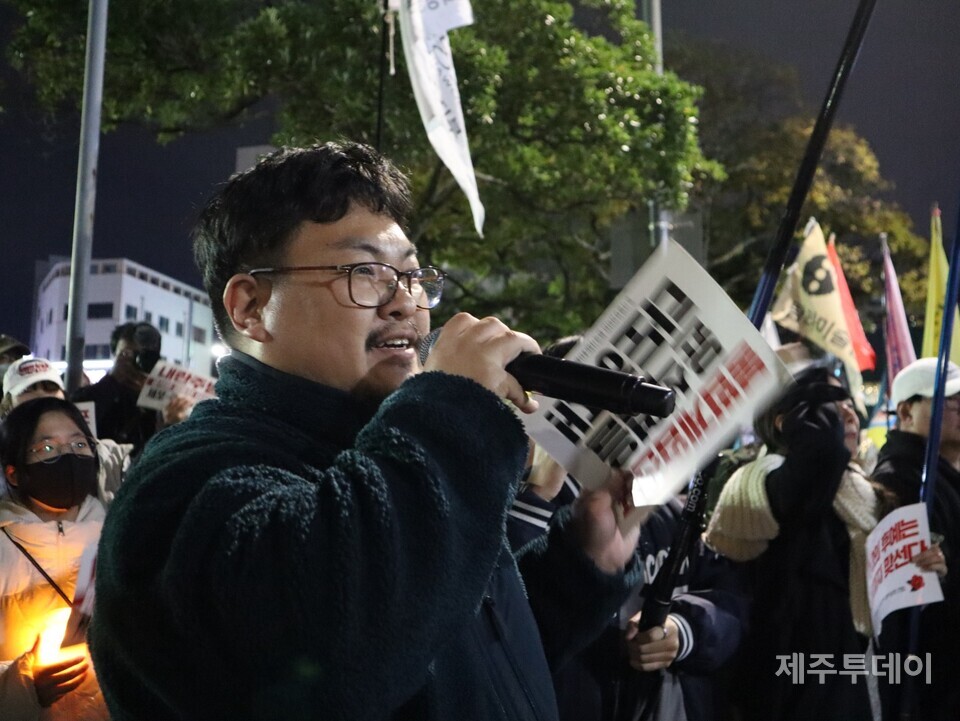 6일 오후 7시 제주시청 민원실 앞에서 ‘윤석열정권퇴진·한국사회대전환 제주행동’이 주최한 윤석열 즉각 퇴진 요구 제주도민대회가 열렸다. 사진은 유진우씨. (사진=조수진 기자)